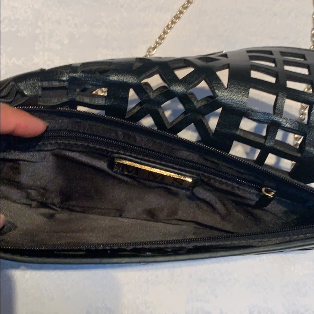 Black designer chain crossbody - Picture 2 of 3